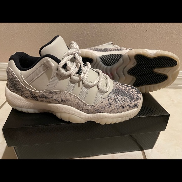 Air Jordan 11 Retro Low LE GS - Picture 2 of 3